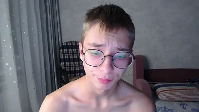 glasses cat online show from October 27, 2025, 9:27 pm