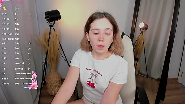 Snapshot of Lina_Glow chatting on September 30, 2025, 6:41 am Lina Glow online show from September 30, 2025, 6:41 am