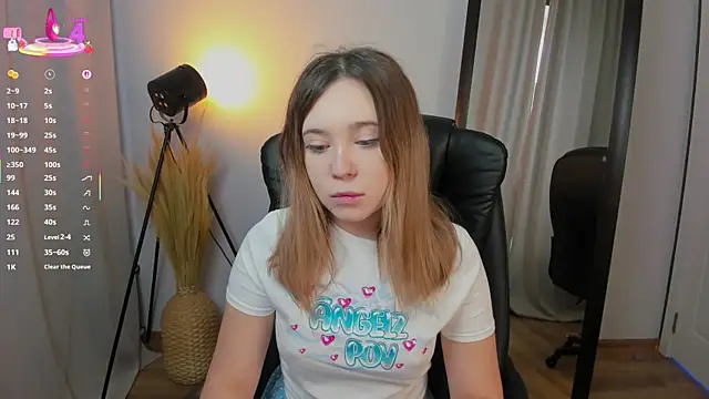 Snapshot of Lina_Glow chatting on October 18, 2025, 6:37 am Lina Glow online show from October 18, 2025, 6:37 am