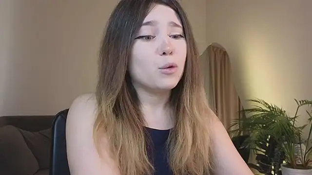Lina Glow online show from May 5, 2026, 6:49 am