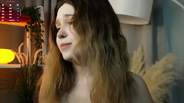 Lina Glow online show from December 3, 2025, 6:47 am