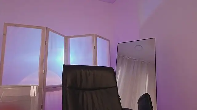 Lina Glow online show from April 13, 2026, 6:50 am