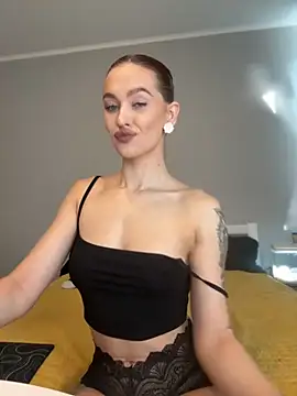 Snapshot of LittleFox___ chatting on September 24, 2025, 6:53 am LittleFox    online show from September 24, 2025, 6:53 am