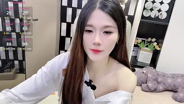 Yueyue-MM online show from November 30, 2025, 2:23 am