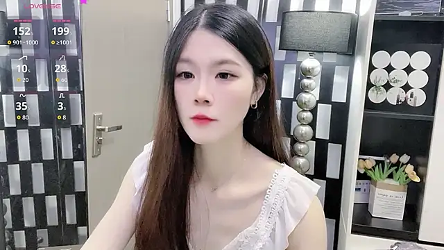 Snapshot of Yueyue-MM chatting on October 22, 2025, 1:05 am Yueyue-MM online show from October 22, 2025, 1:05 am