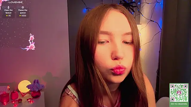 Snapshot of ElfredaTupy chatting on October 18, 2025, 6:04 am ElfredaTupy online show from October 18, 2025, 6:04 am