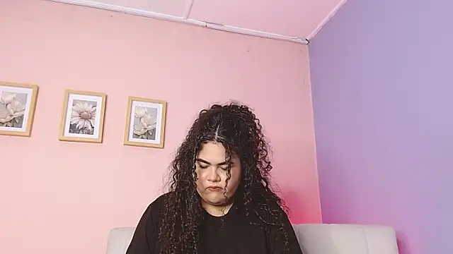 lourdes moon22 online show from October 1, 2025, 1:59 pm