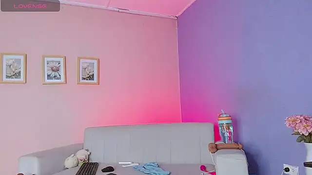 lourdes moon22 online show from October 16, 2025, 1:08 pm