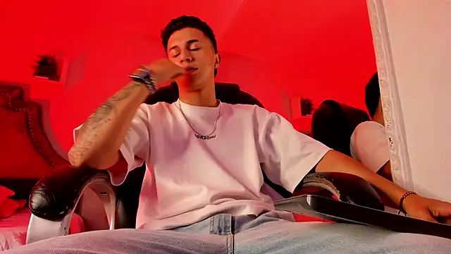 liaamsmiith  online show from February 10, 2026, 12:37 pm