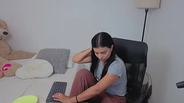 Snapshot of valerihouse chatting on September 9, 2025, 12:10 am valerihouse online show from September 9, 2025, 12:10 am