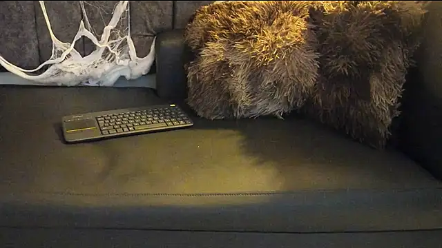 Snapshot of Rowan_Mills chatting on October 31, 2025, 8:27 pm Rowan Mills online show from October 31, 2025, 8:27 pm