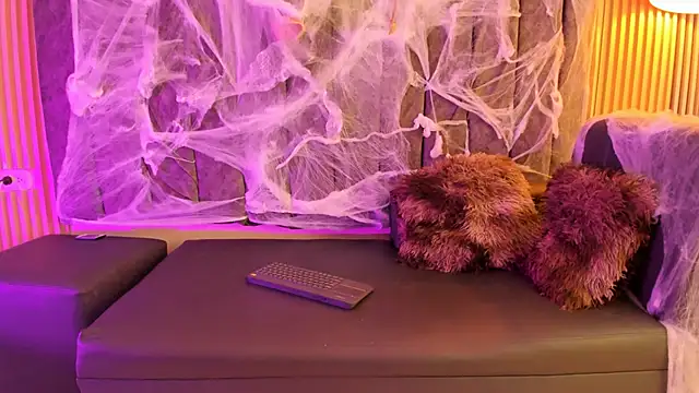 Snapshot of Rowan_Mills chatting on October 7, 2025, 8:21 pm Rowan Mills online show from October 7, 2025, 8:21 pm