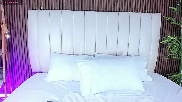 Snapshot of AliHamilton chatting on October 24, 2025, 11:04 pm AliHamilton online show from October 24, 2025, 11:04 pm