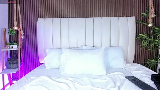 Snapshot of AliHamilton chatting on October 8, 2025, 10:54 pm AliHamilton online show from October 8, 2025, 10:54 pm