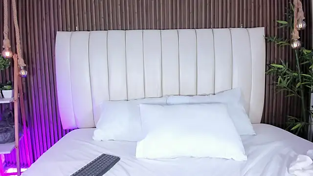 Snapshot of AliHamilton chatting on October 15, 2025, 11:13 pm AliHamilton online show from October 15, 2025, 11:13 pm