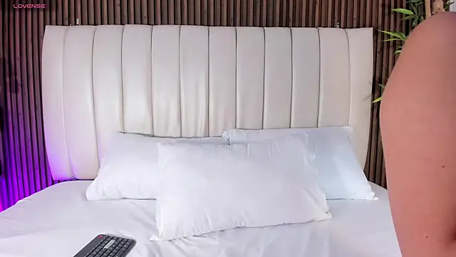 Snapshot of AliHamilton chatting on October 25, 2025, 10:54 pm AliHamilton online show from October 25, 2025, 10:54 pm