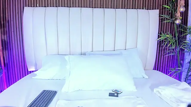 Snapshot of AliHamilton chatting on September 24, 2025, 11:10 pm AliHamilton online show from September 24, 2025, 11:10 pm