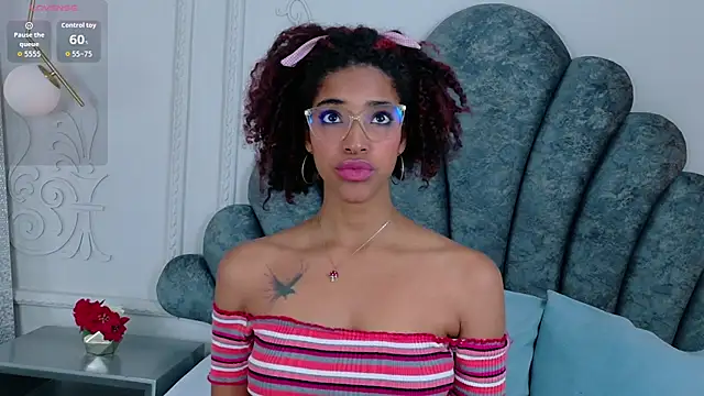 Snapshot of Charlotte-Novac chatting on October 25, 2025, 5:02 pm Charlotte-Novac online show from October 25, 2025, 5:02 pm