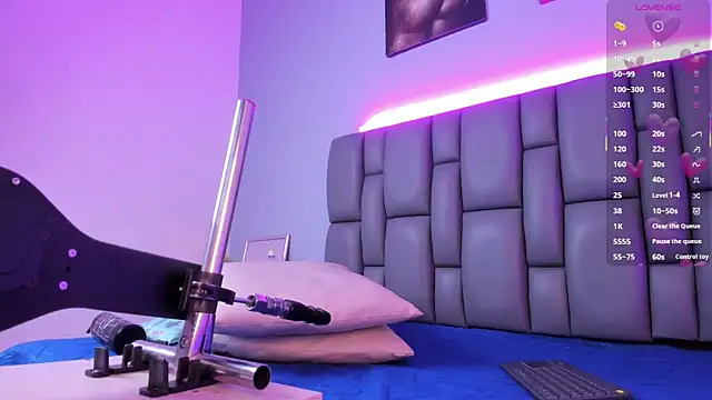 Niicolle Evanss online show from September 30, 2025, 8:04 pm