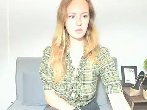 Snapshot of LyraHotty chatting on October 18, 2025, 4:25 am LyraHotty online show from October 18, 2025, 4:25 am