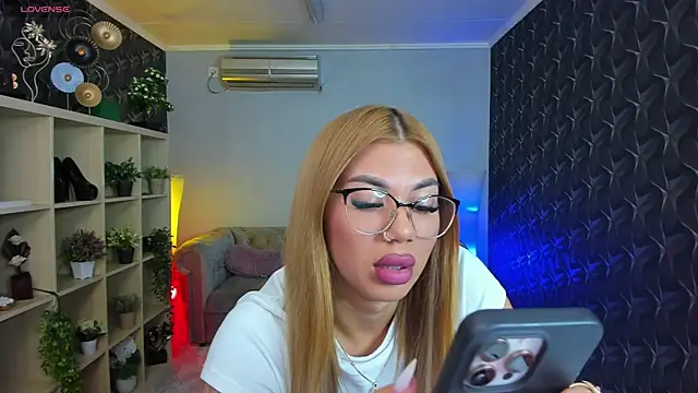 Snapshot of xPuka chatting on September 20, 2025, 4:45 pm xPuka online show from September 20, 2025, 4:45 pm