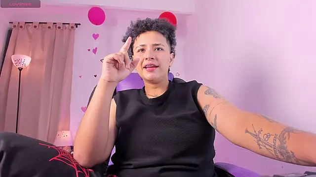 LiaaMoretzz online show from February 15, 2026, 2:56 am