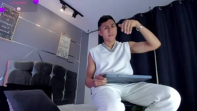 Snapshot of oliver_mr_ chatting on September 23, 2025, 9:55 pm oliver mr  online show from September 23, 2025, 9:55 pm