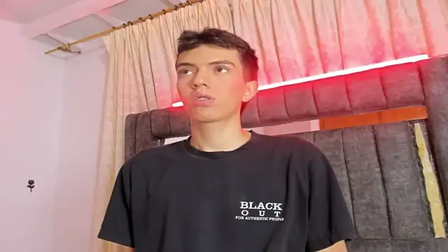 Snapshot of dylan_202520_ chatting on October 7, 2025, 11:33 am dylan 202520 online show from October 7, 2025, 11:33 am