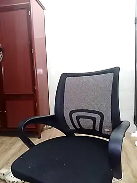 Viviann08 online show from April 13, 2026, 2:32 pm