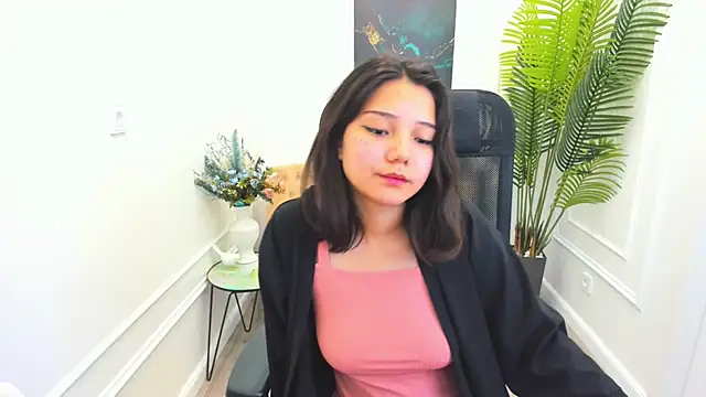 ElliVensda online show from October 4, 2025, 1:56 pm