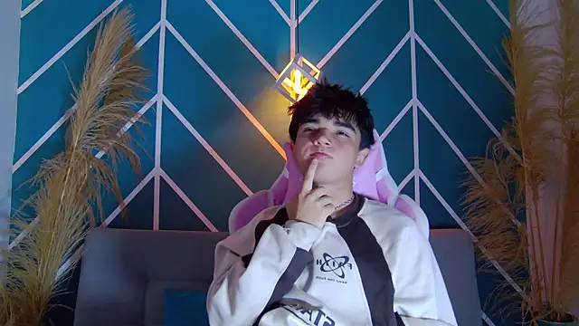 Snapshot of LucaDelart chatting on October 9, 2025, 12:28 pm LucaDelart online show from October 9, 2025, 12:28 pm