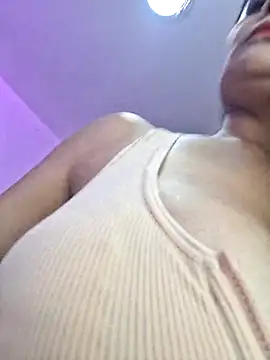 Snapshot of LaiaTorres1 chatting on October 3, 2025, 10:06 am LaiaTorres1 online show from October 3, 2025, 10:06 am