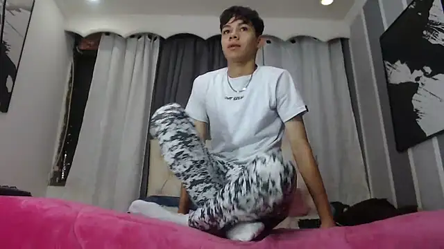 Snapshot of SemerHott chatting on September 15, 2025, 1:55 pm SemerHott online show from September 15, 2025, 1:55 pm