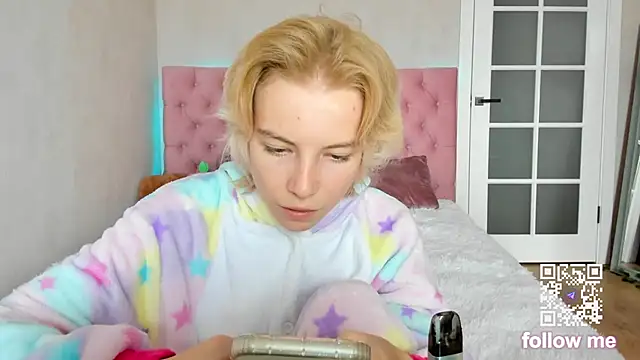 Pink Lila18 online show from October 7, 2025, 8:26 am