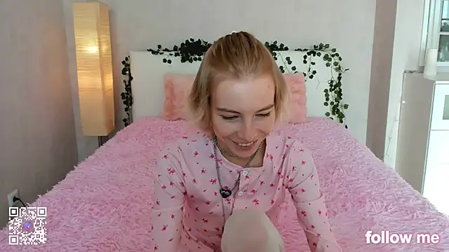 Pink Lila18 online show from October 9, 2025, 8:04 am