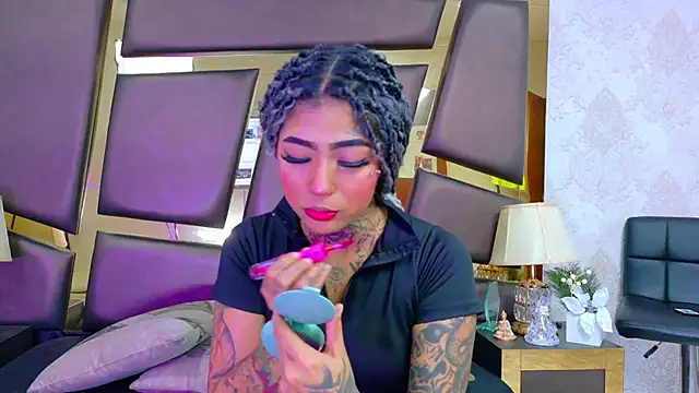 EmilieLake online show from February 13, 2026, 8:20 pm