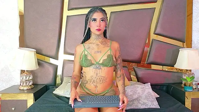 Snapshot of EmilieLake chatting on October 1, 2025, 8:13 pm EmilieLake online show from October 1, 2025, 8:13 pm