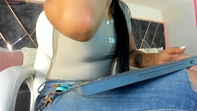 SusanaHenao online show from March 13, 2026, 4:45 pm