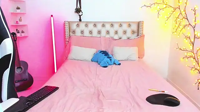 LenaStylesOA online show from April 17, 2026, 8:55 pm