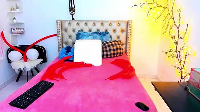 Snapshot of LenaStylesOA chatting on October 17, 2025, 1:46 pm LenaStylesOA online show from October 17, 2025, 1:46 pm