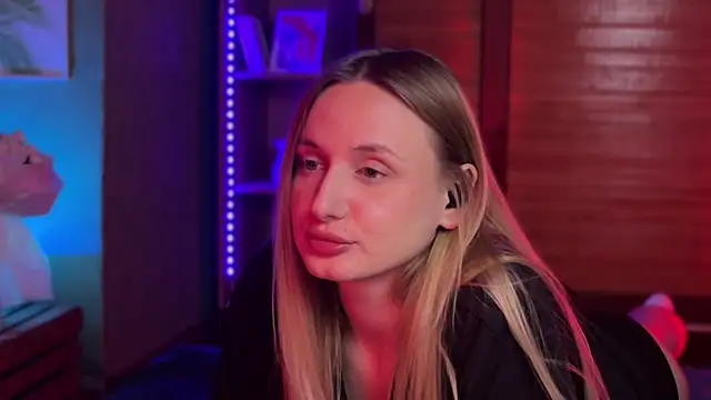 LovaMay online show from April 4, 2026, 9:10 pm