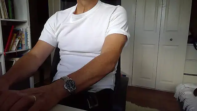 silvertongueduk1 online show from September 16, 2025, 2:07 pm