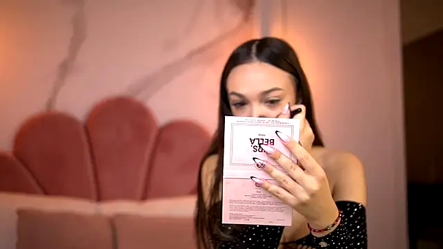 Snapshot of AmiraVeyl chatting on October 26, 2025, 7:20 am AmiraVeyl online show from October 26, 2025, 7:20 am