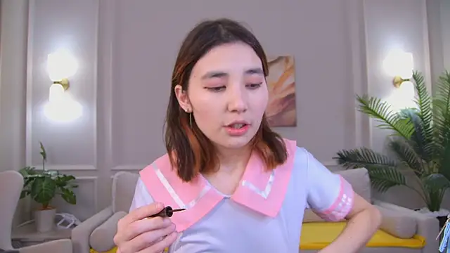 Sara  lu online show from September 15, 2025, 2:28 pm
