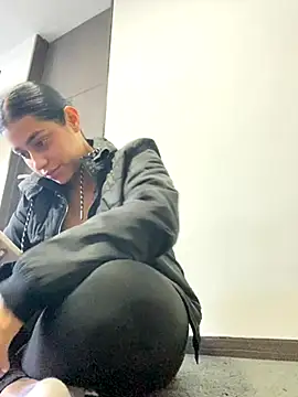 Snapshot of AlannaEvons chatting on October 7, 2025, 9:49 pm AlannaEvons online show from October 7, 2025, 9:49 pm