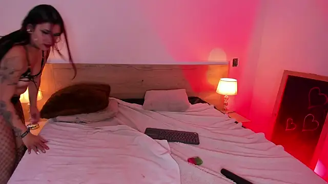 IssisSmith online show from October 11, 2025, 3:57 pm