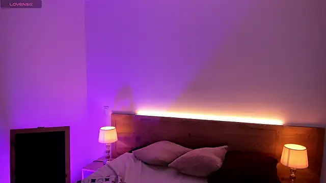 IssisSmith online show from October 28, 2025, 3:29 am