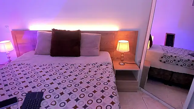 IssisSmith online show from October 31, 2025, 3:47 am