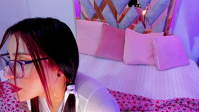 IssisSmith online show from September 22, 2025, 8:15 pm