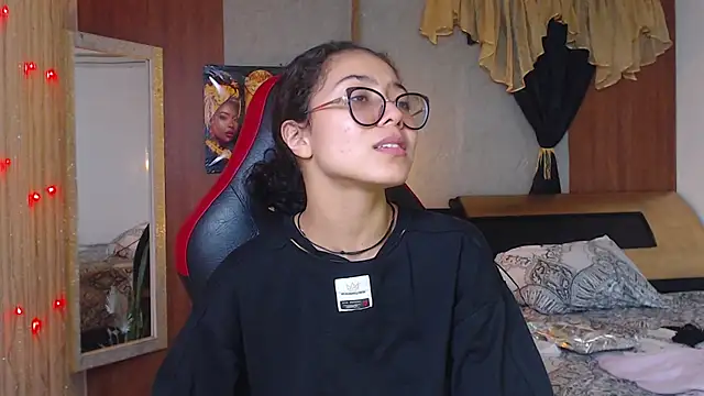 Snapshot of honeymoon_12 chatting on October 16, 2025, 4:10 am honeymoon 12 online show from October 16, 2025, 4:10 am